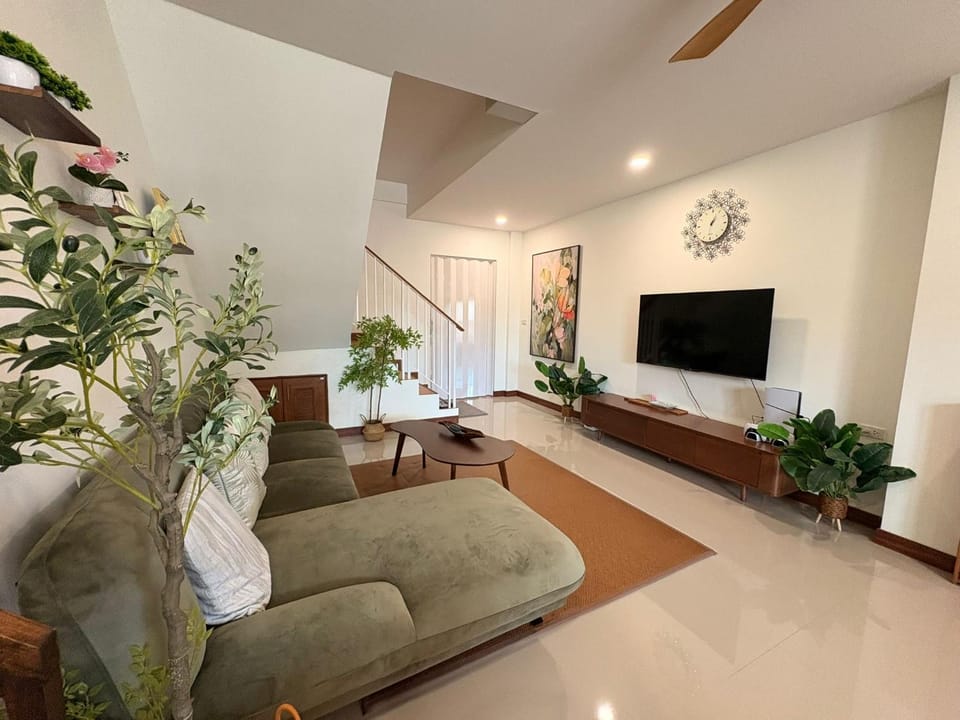 Communal lounge/ TV room, TV and multimedia, Living room, Seating area, Evening entertainment