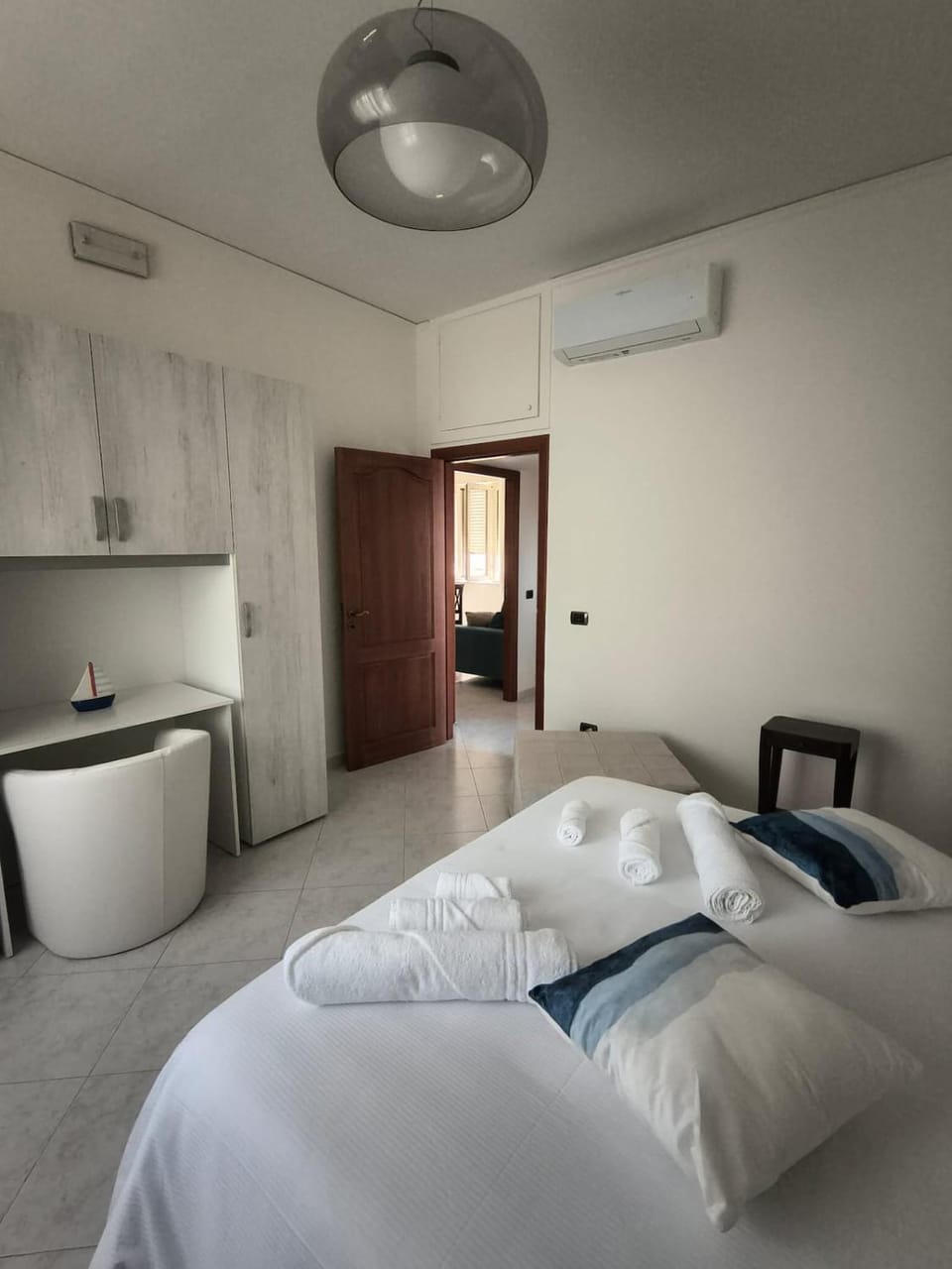 Bed, Photo of the whole room, Bedroom, air conditioner