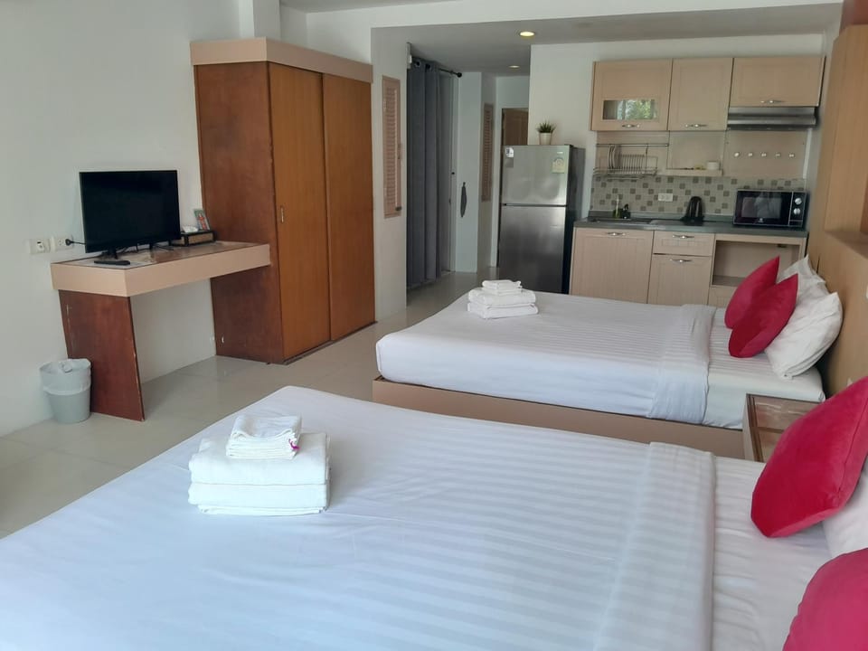 TV and multimedia, Kitchen or kitchenette, Photo of the whole room