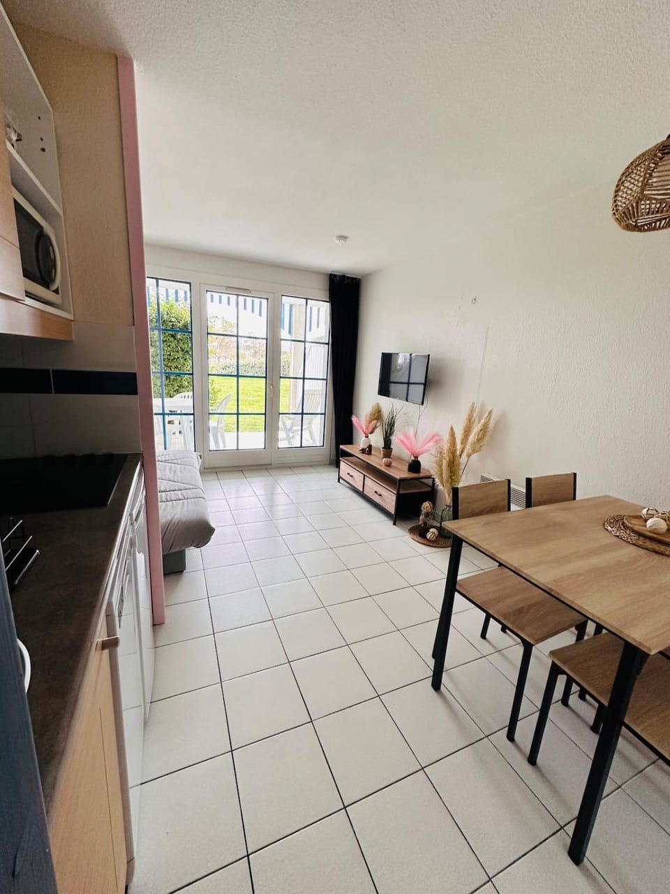 TV and multimedia, Living room, Dining area