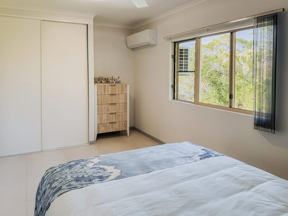 Bed, Bedroom, wardrobe, air conditioner