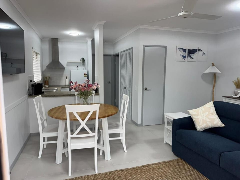 Kitchen or kitchenette, Seating area, Dining area