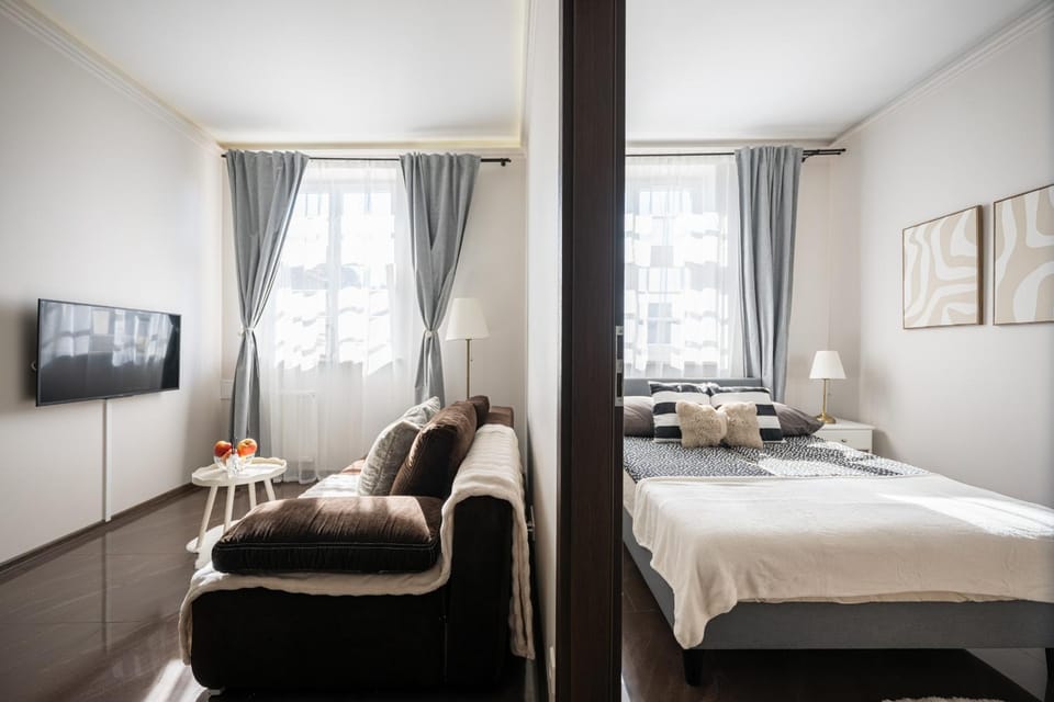 TV and multimedia, Living room, Seating area, Bedroom
