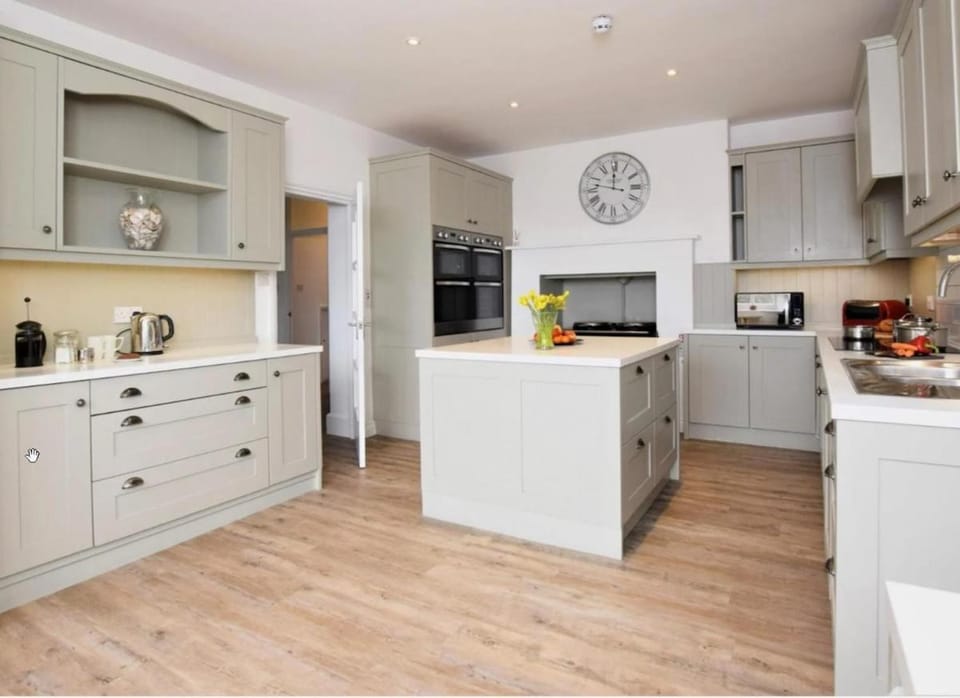 Coffee/tea facilities, Kitchen or kitchenette, dishwasher, oven, stove, toaster