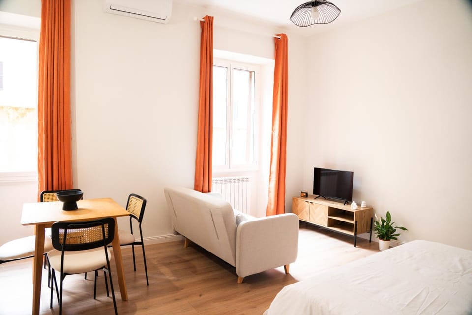 TV and multimedia, Living room, Dining area, air conditioner
