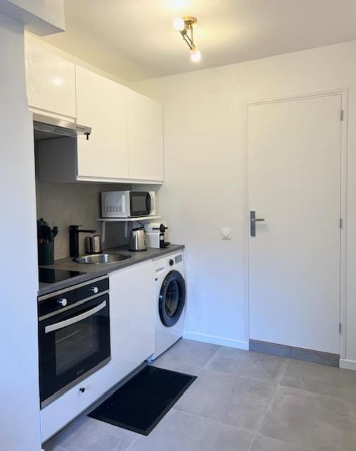 Kitchen or kitchenette, oven, stove, washing machine