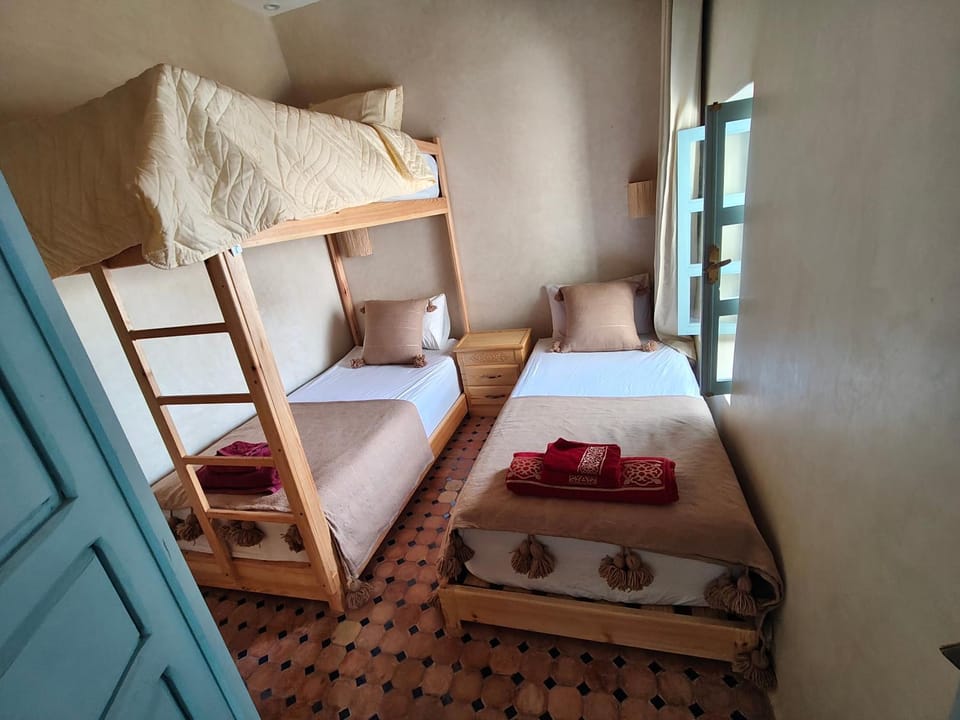 Bed, Bedroom, bunk bed, towels