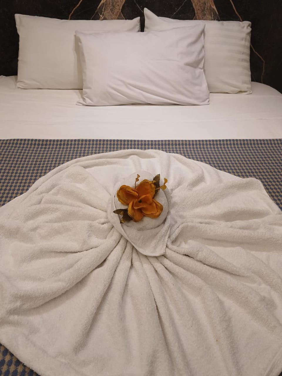 Bed, Food and drinks, Bedroom, Food