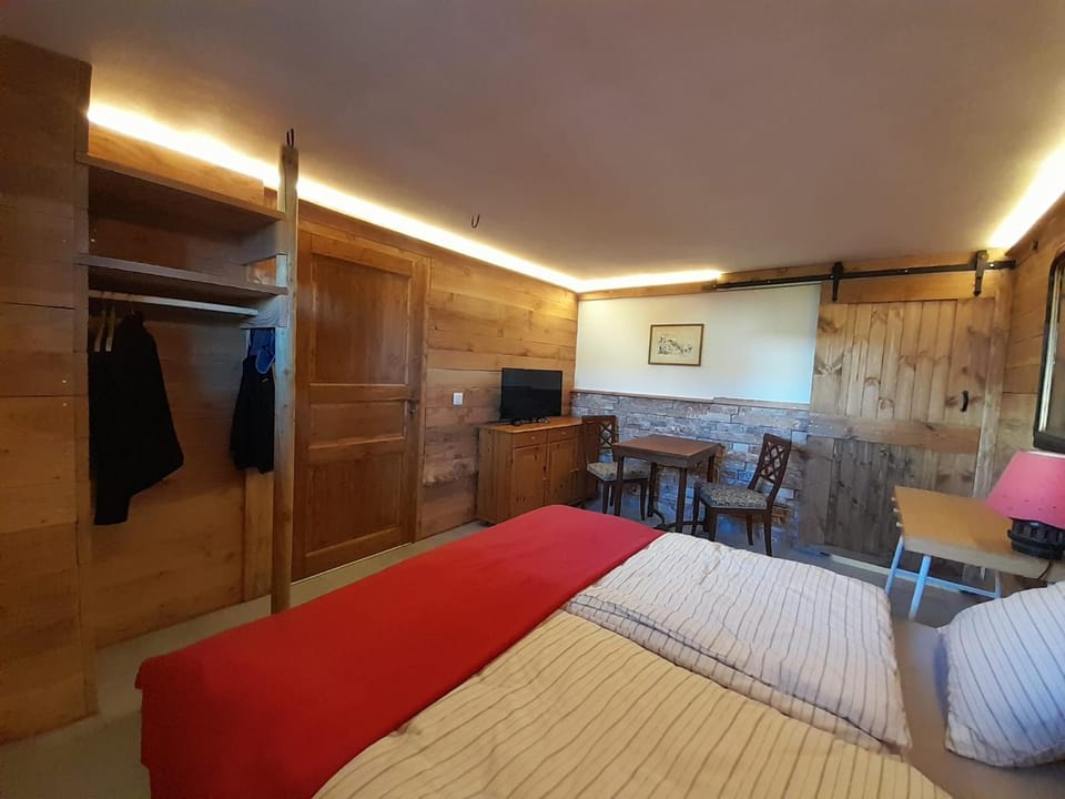 Bed, Photo of the whole room, Seating area