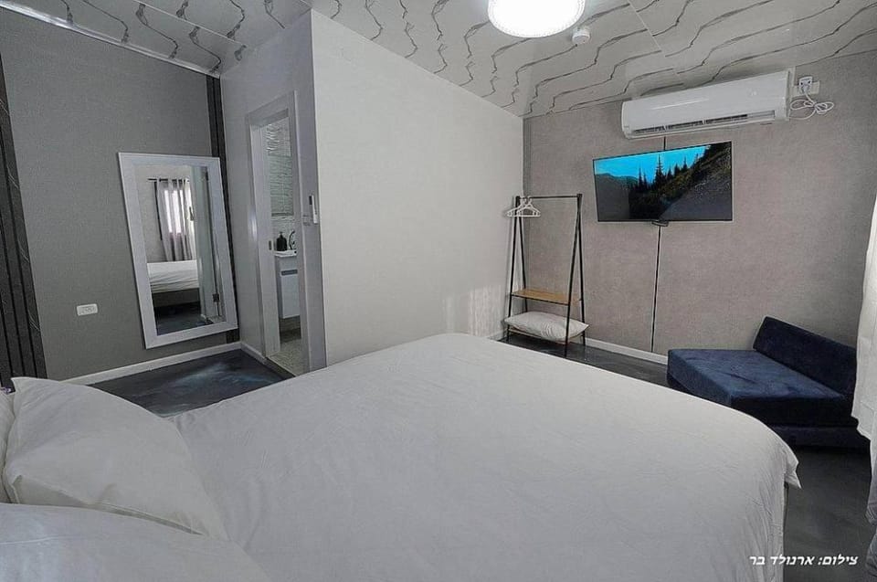 Bed, TV and multimedia, Photo of the whole room, Bedroom, air conditioner