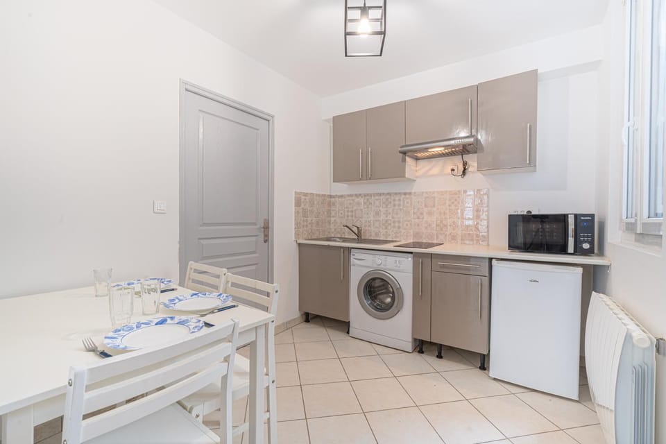 Kitchen or kitchenette, Dining area, oven, stove, washing machine