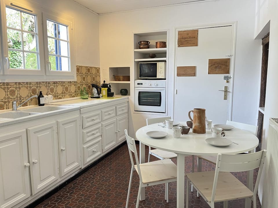 Coffee/tea facilities, Kitchen or kitchenette, Dining area, dishwasher, oven, stove