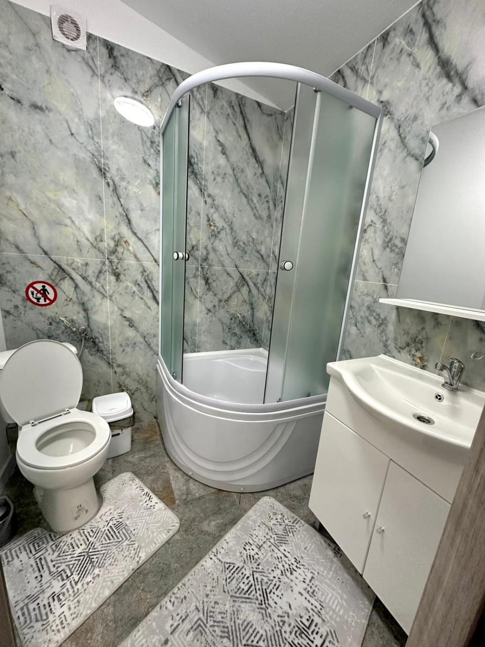 Le Charme Hostel Hostel in Bucharest