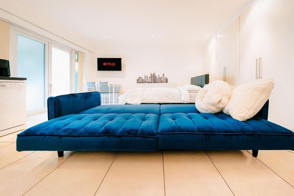 Studio House by Brookland Stays Serviced Accommodation Short Lets Feltham with Free WiFi Apartment in London Borough of Hounslow