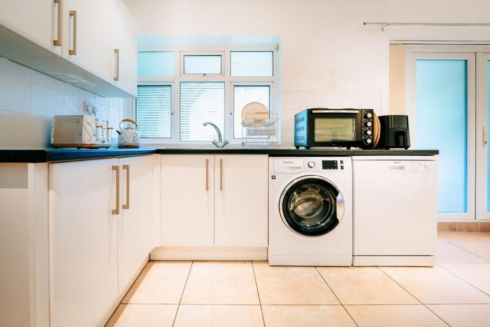 Studio House by Brookland Stays Serviced Accommodation Short Lets Feltham with Free WiFi Apartment in London Borough of Hounslow