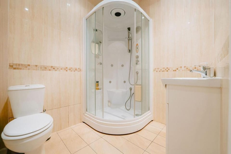Studio House by Brookland Stays Serviced Accommodation Short Lets Feltham with Free WiFi Apartment in London Borough of Hounslow