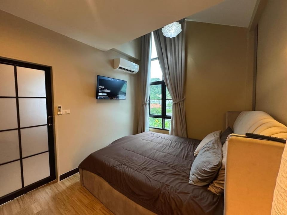 Rare Find Penthouse with Private Office and Jungle Mountrain Views Apartment in Kamala