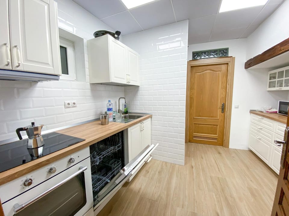 Kitchen or kitchenette, dishwasher, oven