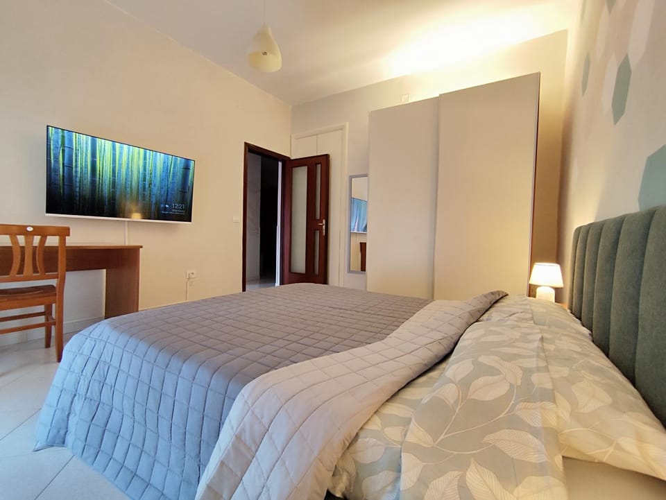 TV and multimedia, Photo of the whole room, Bedroom