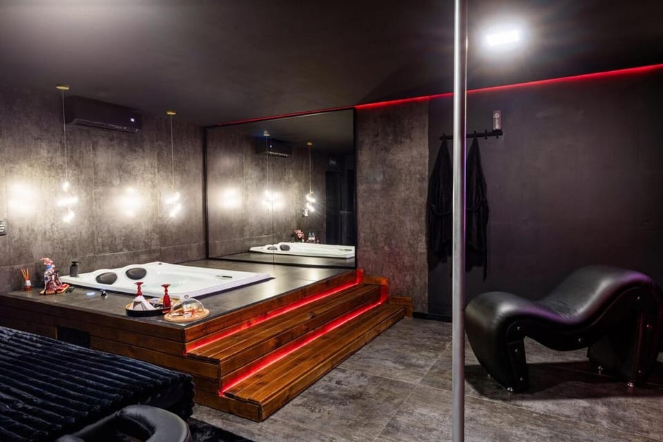 Suíte Romântica com Jacuzzi Privativa Aquecida 8 min Praia - Balneário Camboriú Apartment in Camboriú