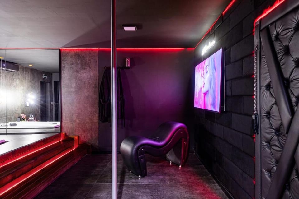 Suíte Romântica com Jacuzzi Privativa Aquecida 8 min Praia - Balneário Camboriú Apartment in Camboriú