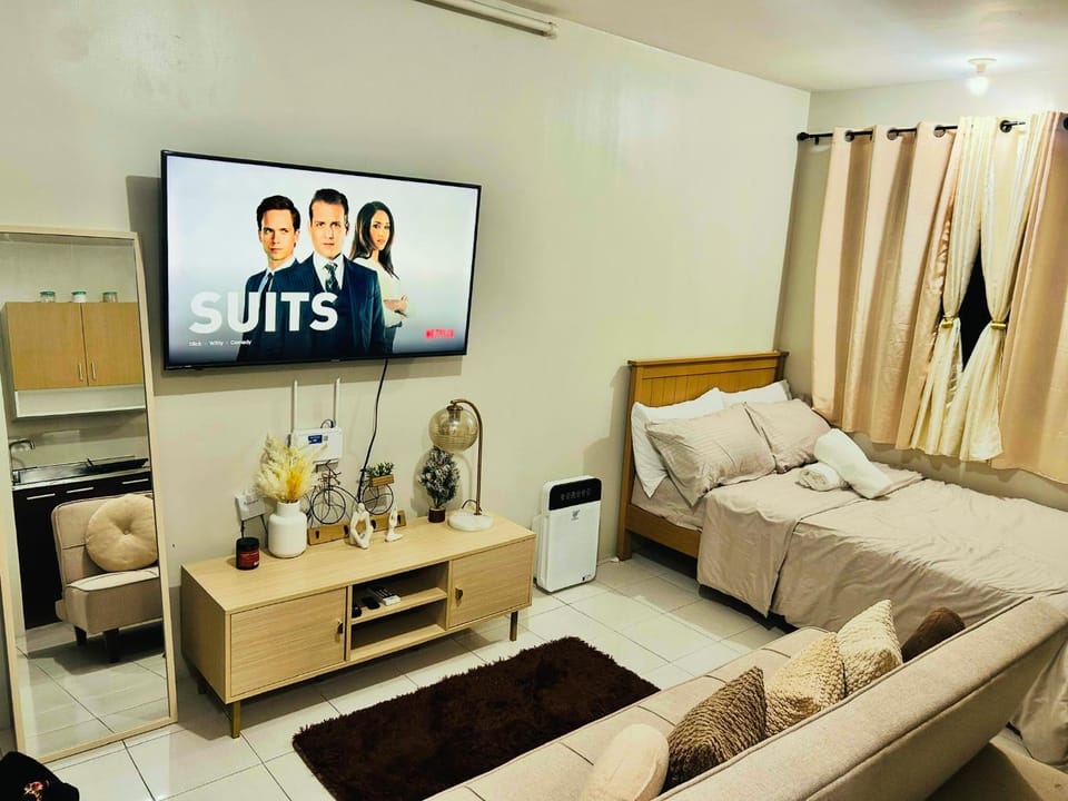 Bed, TV and multimedia, Photo of the whole room