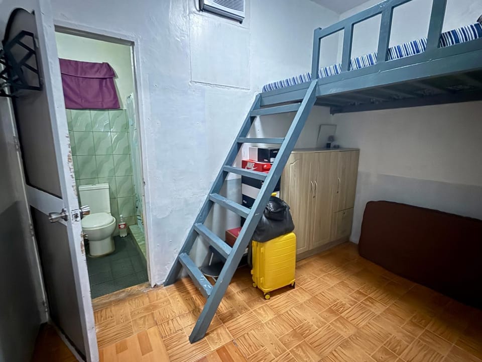 Toilet, Bed, Photo of the whole room, Bedroom