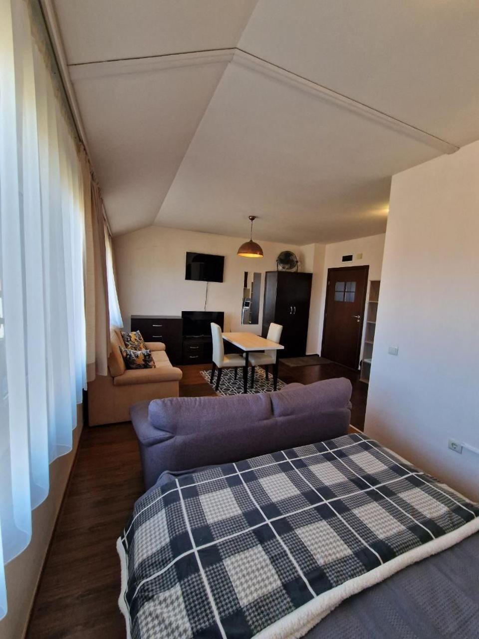 Bed, TV and multimedia, Living room, Photo of the whole room, Seating area, Dining area, Bedroom