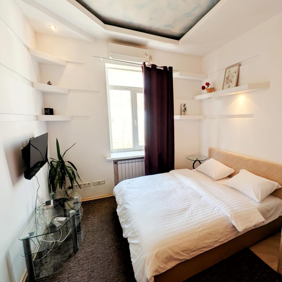 Bed, TV and multimedia, Photo of the whole room, Bedroom