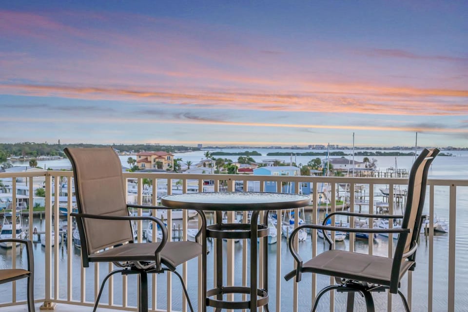 Bayview Sunsets Gym HOT TUB Pool BBQ RUM Bar Apartment in Seminole