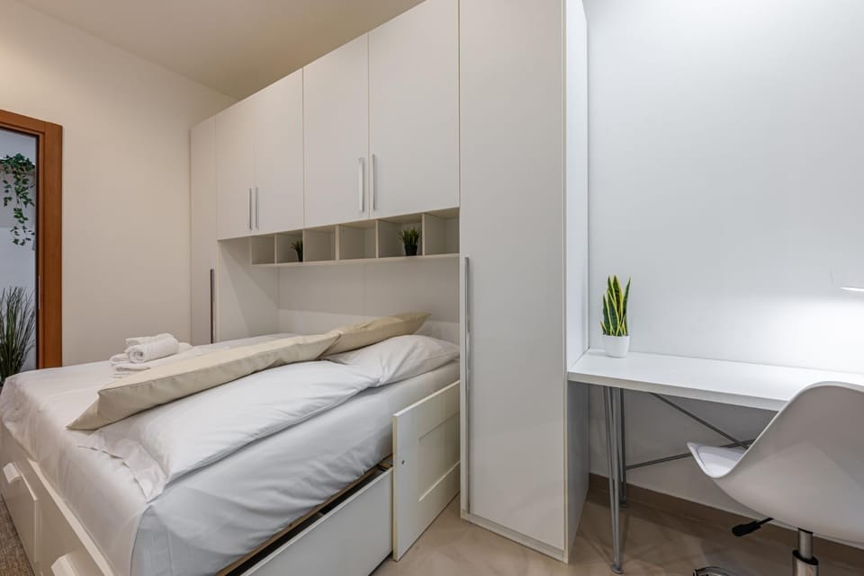 Seating area, Bedroom, air conditioner