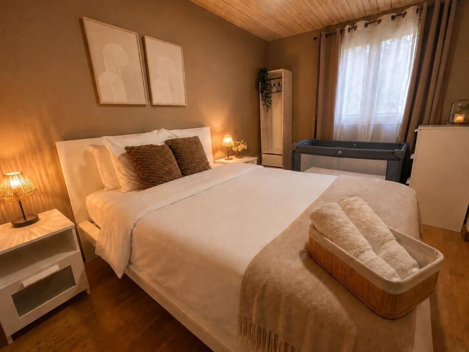 Bed, Photo of the whole room, Bedroom