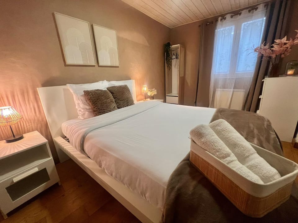 Bed, Photo of the whole room, Bedroom