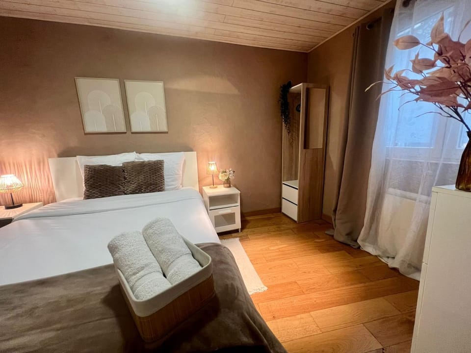 Bed, Photo of the whole room, Bedroom