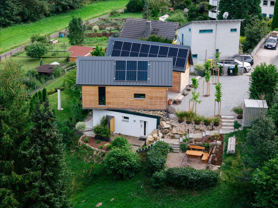 Property building, Spring, Neighbourhood, Natural landscape, Bird's eye view, Garden, Garden view, Location, Parking