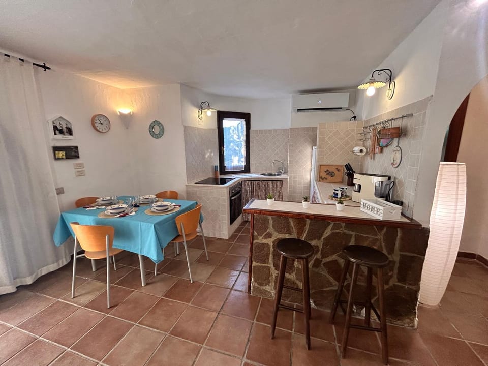 Coffee/tea facilities, Kitchen or kitchenette, Living room, Seating area, Dining area, minibar, oven, stove