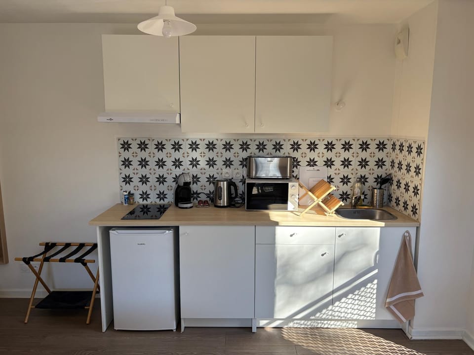 Coffee/tea facilities, Kitchen or kitchenette, microwave, stove, stove, toaster, toaster, kitchen, kitchen