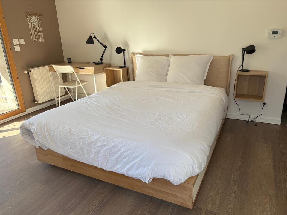 Bed, Quiet street view