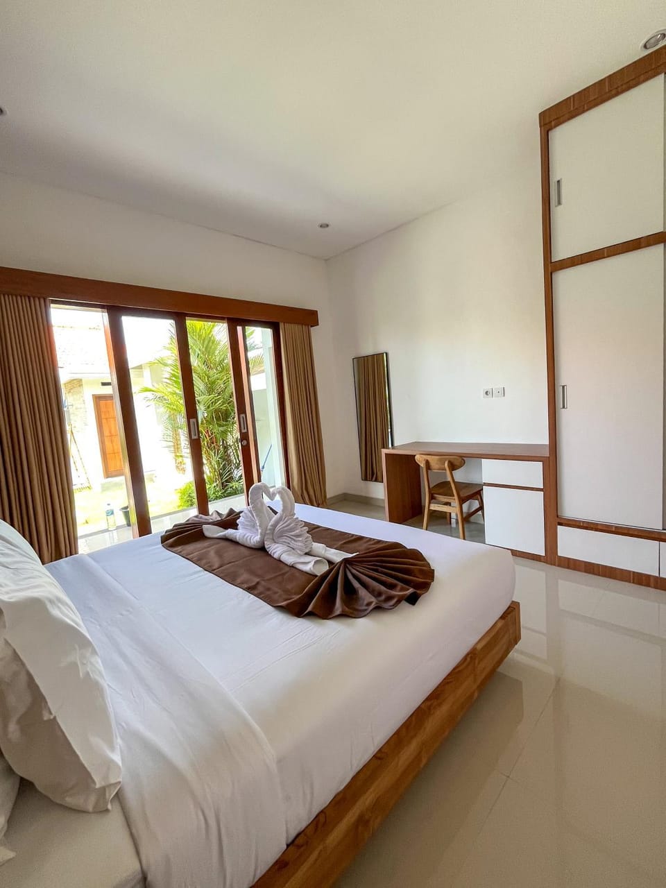 Bed, Photo of the whole room, towels