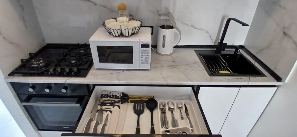 Coffee/tea facilities, Kitchen or kitchenette, stove