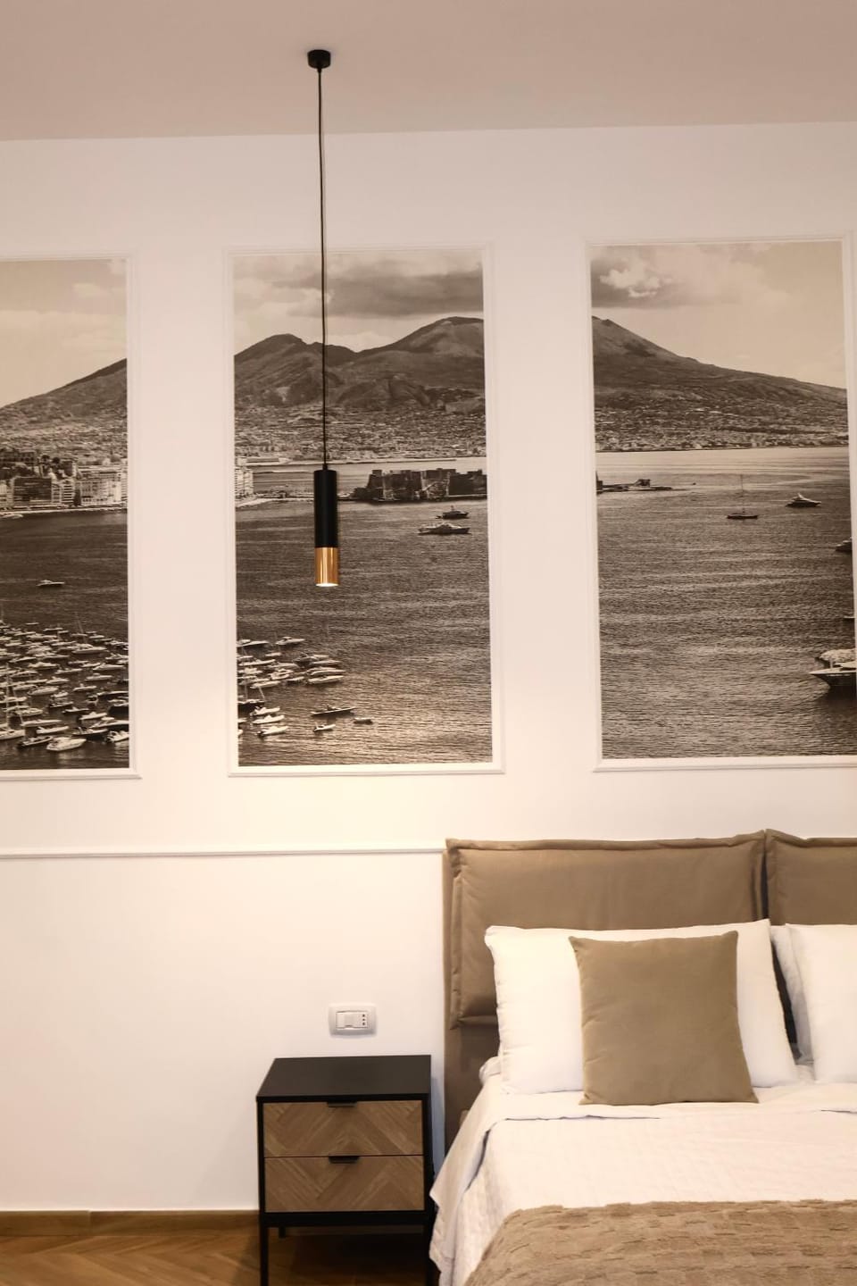 Bed, Photo of the whole room, Decorative detail, Bedroom