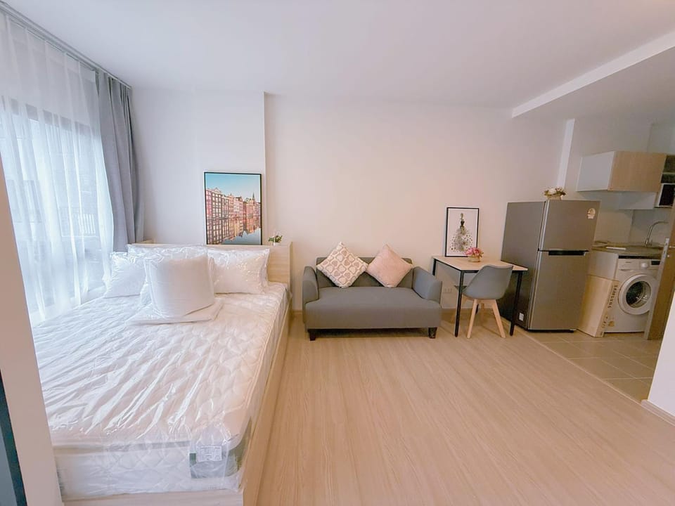 Bed, Living room, Bedroom