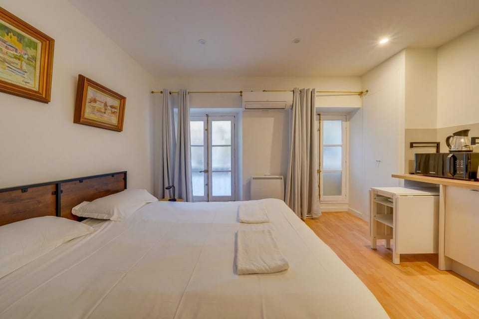 Bed, Living room
