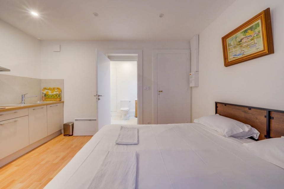 Bed, Living room