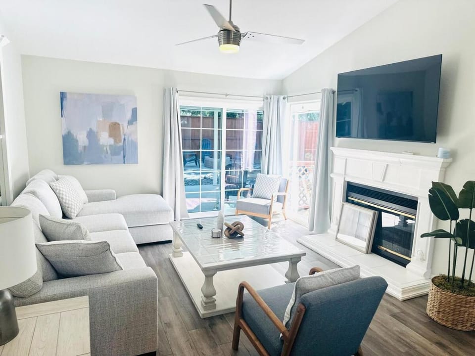 Communal lounge/ TV room, TV and multimedia, Living room, Seating area, Evening entertainment