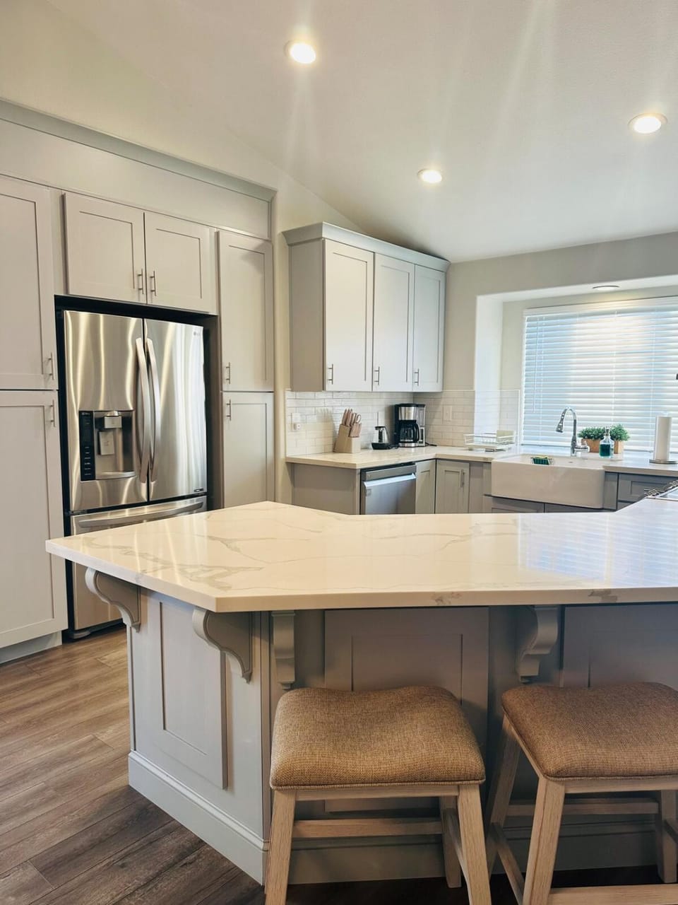 Coffee/tea facilities, Kitchen or kitchenette, dishwasher, oven, stove