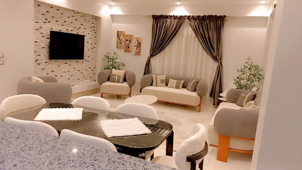 شقه فندقيه3غرف وشرفه بفيلا الشيخ زايد أمام زد بارك Apartment hotel in Egypt
