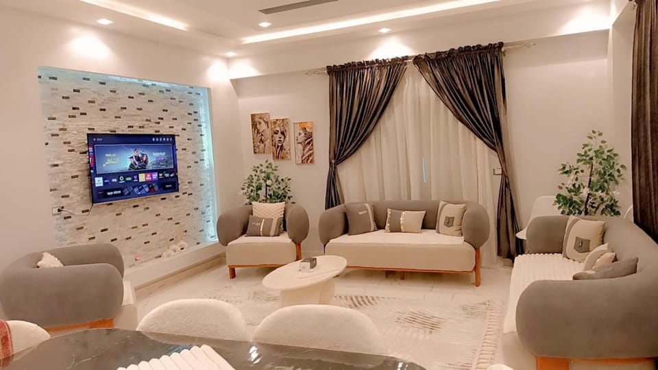 شقه فندقيه3غرف وشرفه بفيلا الشيخ زايد أمام زد بارك Apartment hotel in Egypt