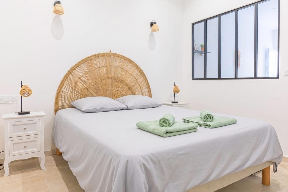 Photo of the whole room, towels