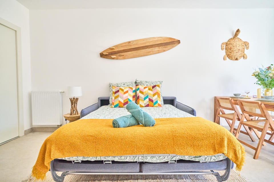 Bed, TV and multimedia, Living room, Seating area, Family, internet, towels